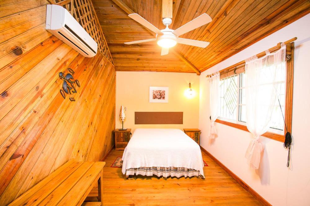 Wikkid Resort Dixon Cove Extérieur photo